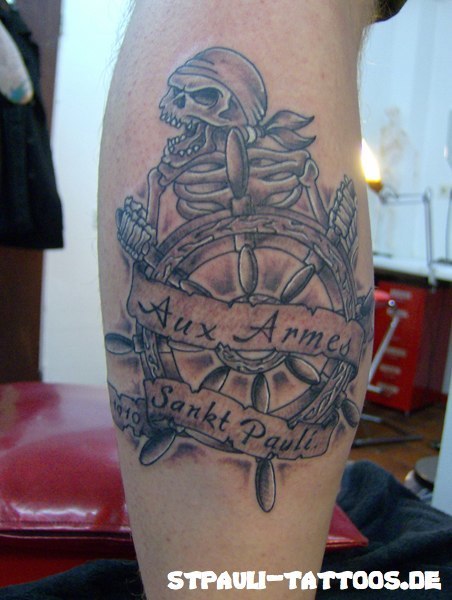 totenkopf tattoo. Vom Schriftzug übern Totenkopf